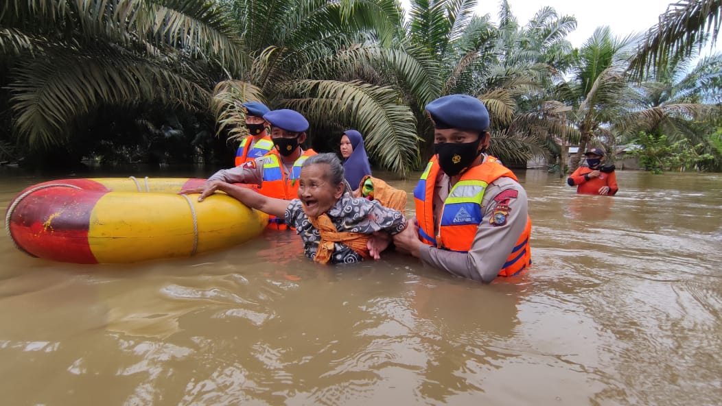 Personel Brimob Polda Riau Evakuasi Warga Terdampak Banjir di Desa Penyaguhan Kabupaten Inhu 